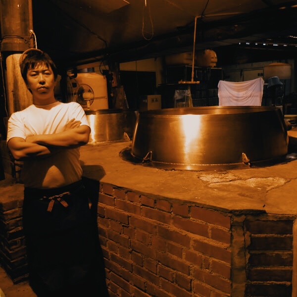 清原醤油店の職人と和釜の写真