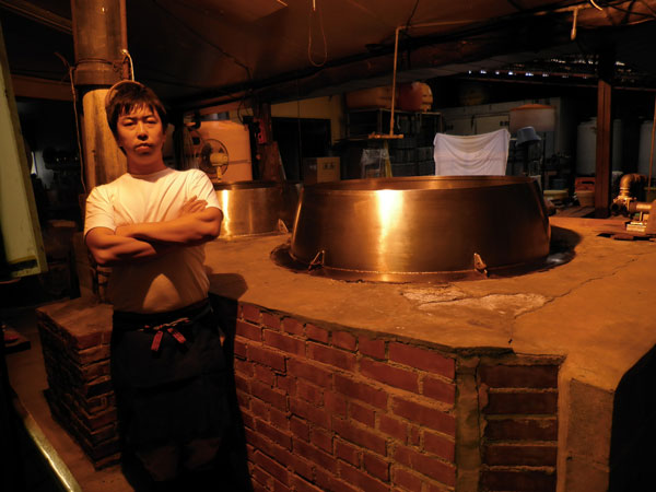 清原醤油店の職人と和釜の写真